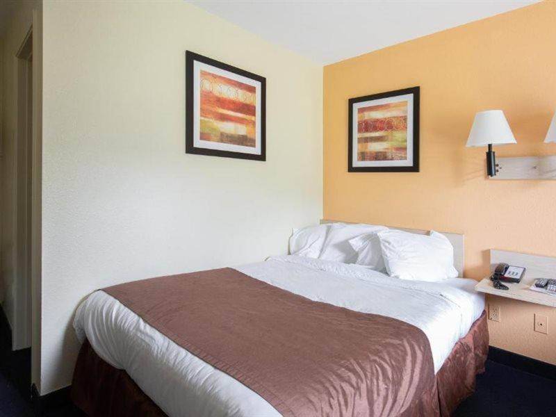 Days Inn By Wyndham New Philadelphia Esterno foto