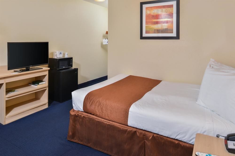 Days Inn By Wyndham New Philadelphia Esterno foto