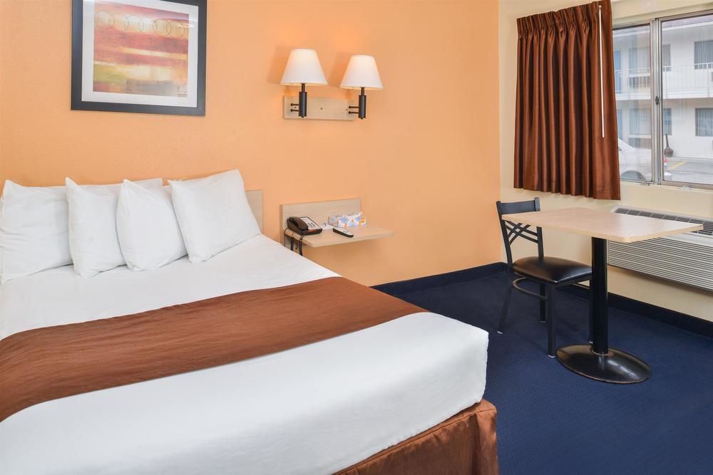 Days Inn By Wyndham New Philadelphia Esterno foto