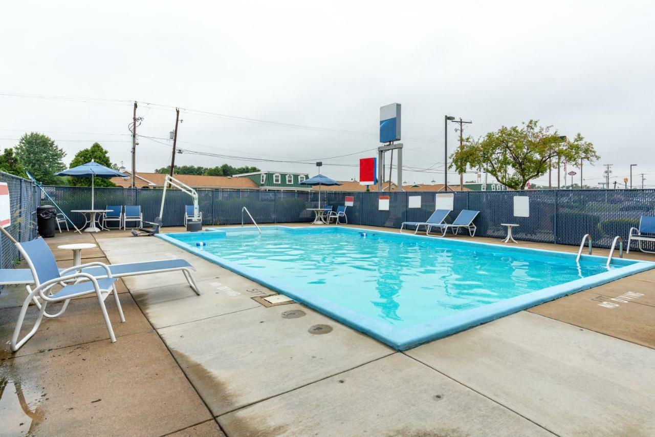 Days Inn By Wyndham New Philadelphia Esterno foto