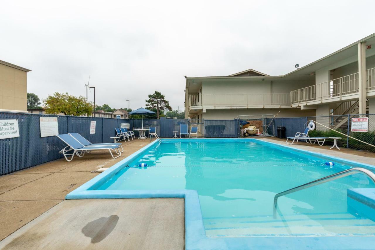 Days Inn By Wyndham New Philadelphia Esterno foto